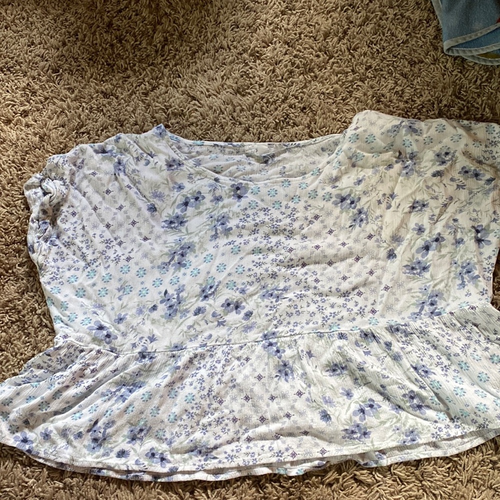 super cute blue and white flowy crop top!